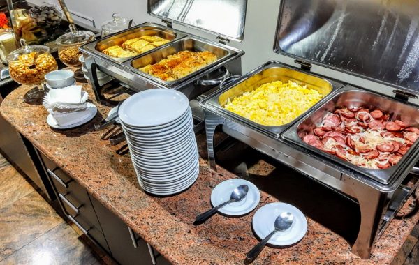 Café da manhã (opcional servido no Hotel Cardum)
